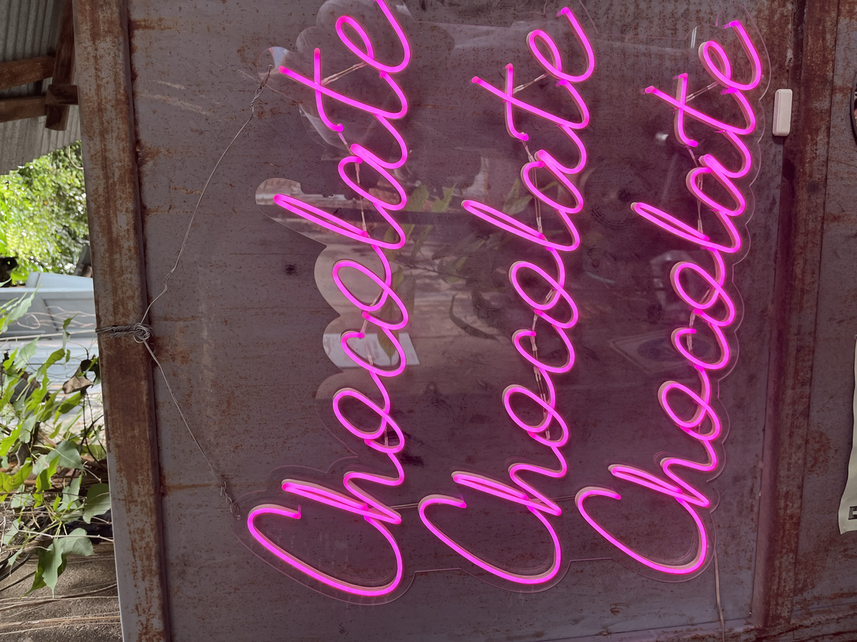 ניאון או LED? מה עדיף לשלט עסקי בשנת 2025