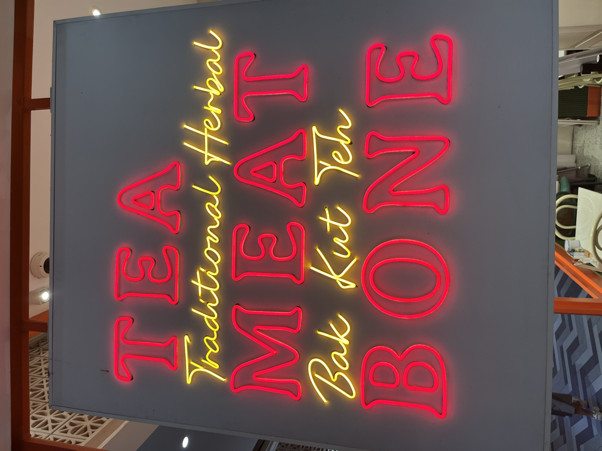 מהו הגודל הנכון לשלט ניאון לקדמת חנות?