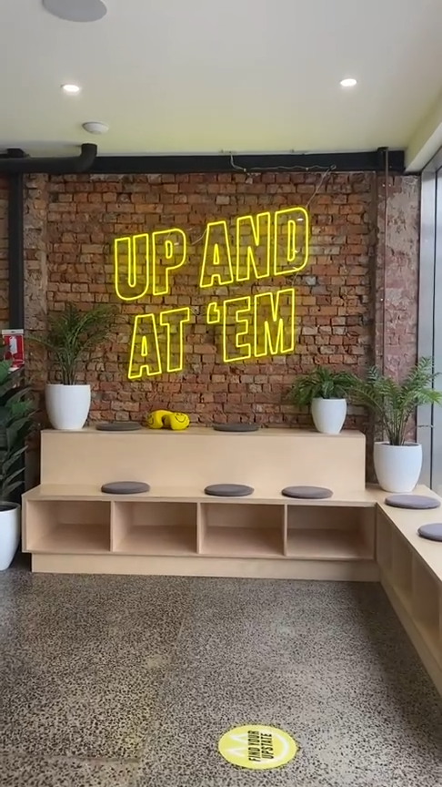 התקנה ואישורים לשלטי ניאון בישראל: מה חשוב לדעת